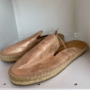 Universal Thread NWT Size 10 Flat espadrille Gold